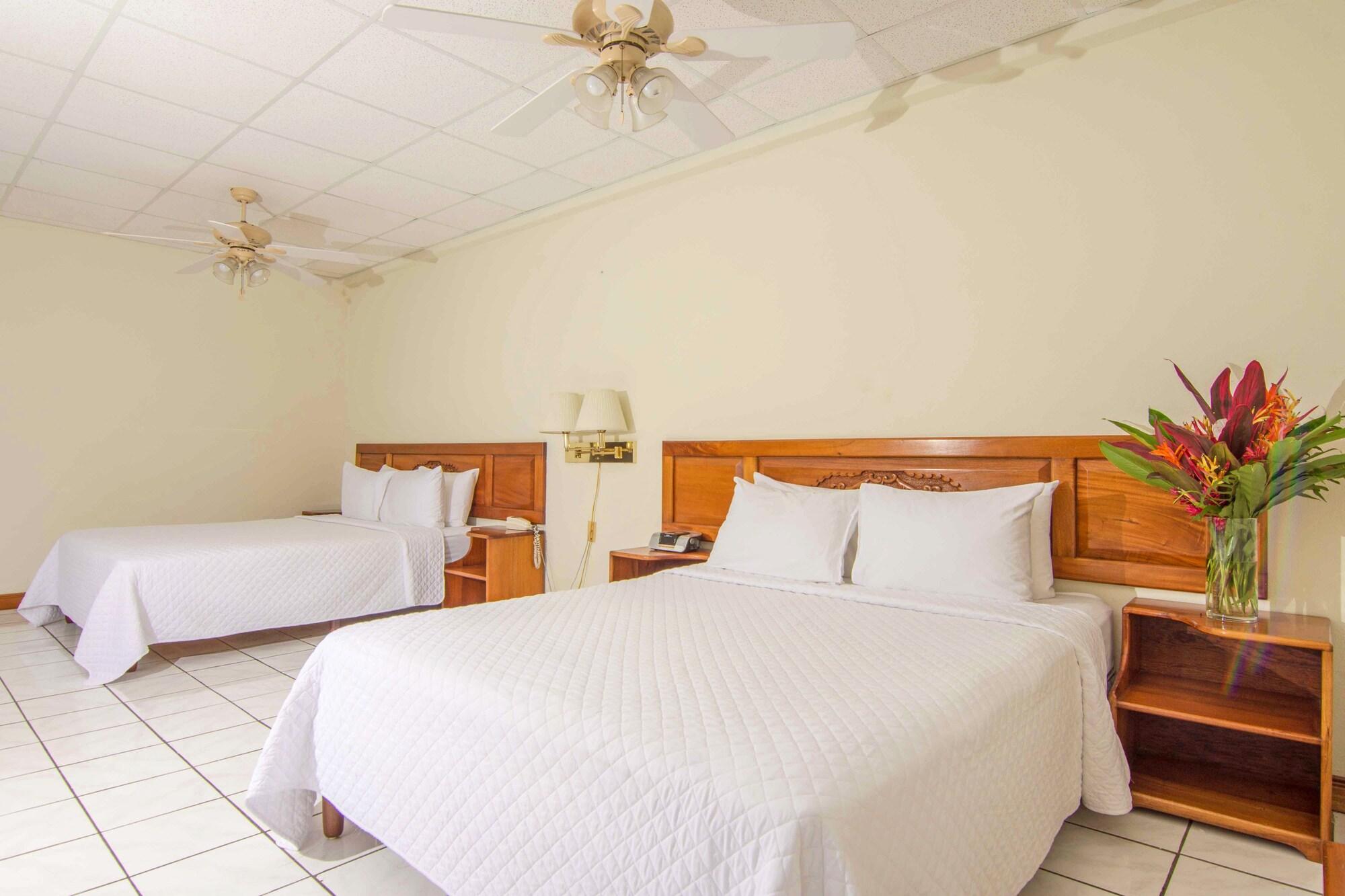Crocodile Bay Resort Пуерот-Хіменес Екстер'єр фото