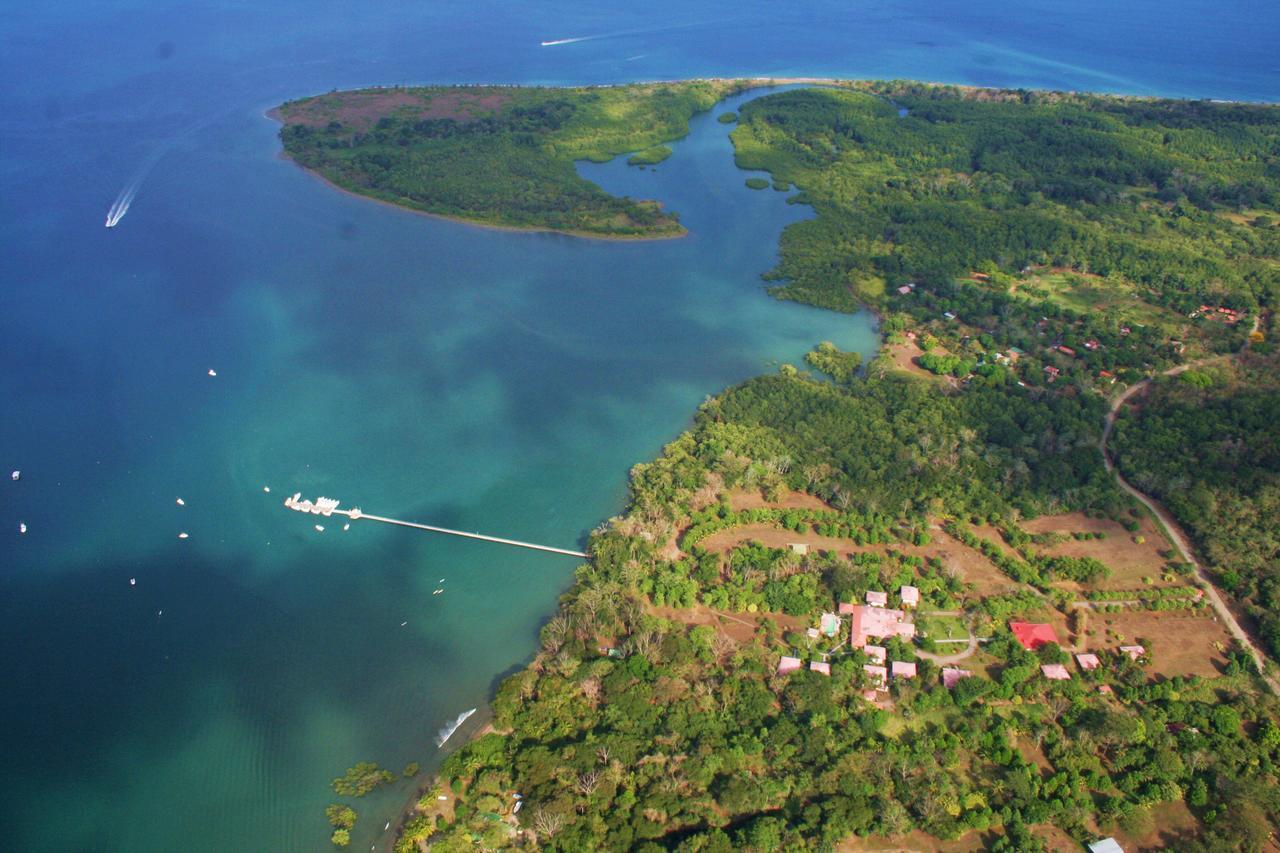 Crocodile Bay Resort Пуерот-Хіменес Екстер'єр фото